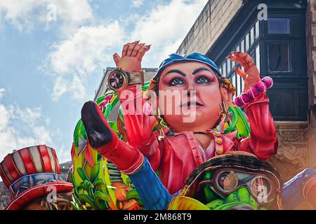 Große Parade mit bunten Karnevalswagen während des Mardi Gras in der Valletta Street in Malta. Jährliche Fat Tuesday Maltese Street Parade allegorische Festwagen Stockfoto