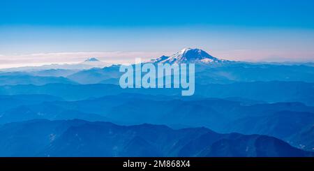 Mount Rainier in der Nähe von Seattle, Washington, USA, aus der Vogelperspektive. Stockfoto