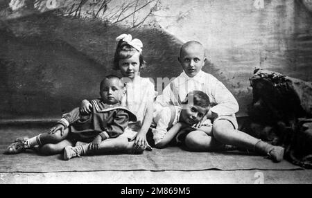 Lage unbekannt, russisches Reich - ca. 1910: Gruppenfoto vier Kinder aus derselben Familie Stockfoto