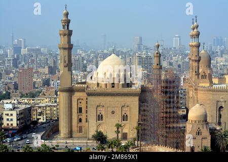 Kairo, Ägypten, Januar 7 2023: Sultan Hassan und Al Rifa'i Moscheen in der Altstadt von Kairo Citadel Square, sehr berühmte islamische Moscheen in Ägypten und sehr clos Stockfoto