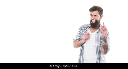 Schüchterner brutaler bärtiger Mann hält Party-Accessoire isoliert auf weißem Hintergrund mit Kopierraum Stockfoto