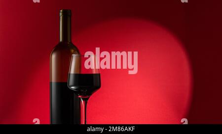 Flasche und ein Glas Rotwein. Kopieren Sie Platz für Ihren Text. Stockfoto