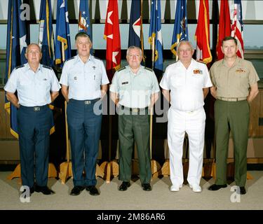 Für die Gemeinsame Konferenz der Logistikkommandanten versammelt sind von links nach rechts GENERALLEUTNANT Earl T. O'Laughlin, Befehlshaber der Luftwaffenlogistik, GENERALLEUTNANT Lawrence Skantze, Befehlshaber der Luftwaffensysteme; GENERALLEUTNANT Richard H. Thompson, Befehlshaber des Militärmaterialkommandos; VADM Thomas J. Hughes Jr., Stellvertretender LEITER der Marineeinsätze für Logistik; Und Marine LGEN Joseph J. ging, stellvertretender STABSCHEF für Installationen und Logistik. Basis: Marinestützpunkt, Quantico Bundesstaat: Virginia (VA) Land: Vereinigte Staaten von Amerika (USA) Stockfoto