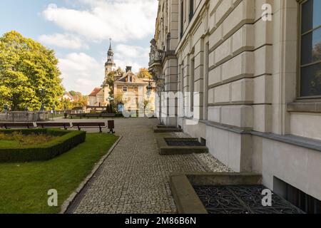 Die Umgebung um den Palast in Pszczyna, dem architektonischen Stolz Schlesiens. Polen. Stockfoto