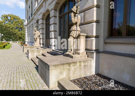 Die Umgebung um den Palast in Pszczyna, dem architektonischen Stolz Schlesiens. Polen. Stockfoto