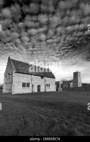 Die Boaz Taubenschlag und Ställe und der hl. Laurentius Kirche, Boaz Dorf, Bedfordshire, England, Großbritannien Stockfoto