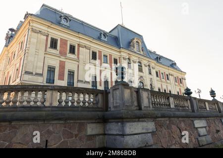 Die Umgebung um den Palast in Pszczyna, dem architektonischen Stolz Schlesiens. Polen. Stockfoto