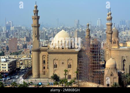 Kairo, Ägypten, Januar 7 2023: Sultan Hassan und Al Rifa'i Moscheen in der Altstadt von Kairo Citadel Square, sehr berühmte islamische Moscheen in Ägypten und sehr clos Stockfoto