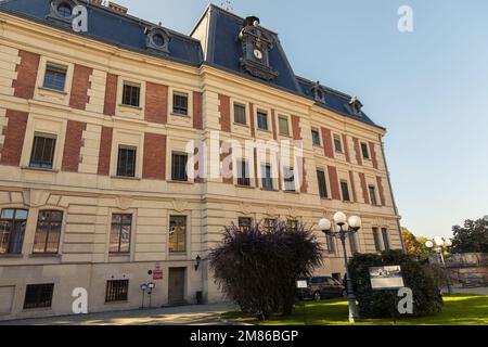 Die Umgebung um den Palast in Pszczyna, dem architektonischen Stolz Schlesiens. Polen. Stockfoto