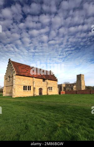 Die Boaz Taubenschlag und Ställe und der hl. Laurentius Kirche, Boaz Dorf, Bedfordshire, England, Großbritannien Stockfoto