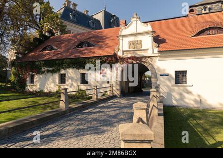 Die Umgebung um den Palast in Pszczyna, dem architektonischen Stolz Schlesiens. Polen. Stockfoto