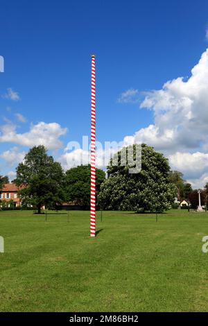 Maibaum und Hütten auf dem Dorfplatz grün, Ickwell Dorf, Bedfordshire, England, UK Stockfoto