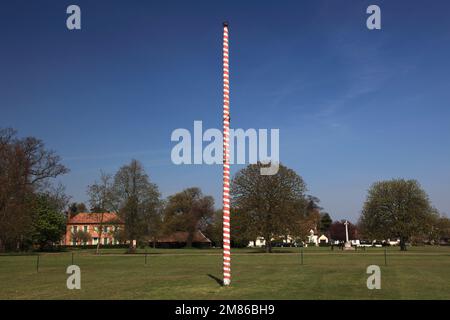 Maibaum und Hütten auf dem Dorfplatz grün, Ickwell Dorf, Bedfordshire, England, UK Stockfoto