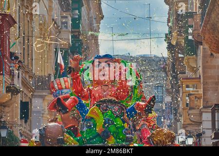 Große Parade mit bunten Karnevalswagen während des Mardi Gras in der Valletta Street in Malta. Jährliche Fat Tuesday Maltese Street Parade allegorische Festwagen Stockfoto