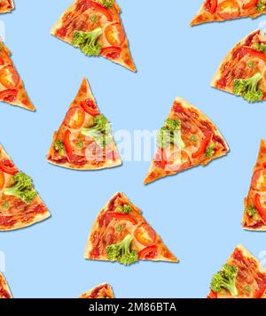 Viele Scheiben köstlicher vegetarischer Pizza auf hellblauem Hintergrund. Muster für Konstruktion Stockfoto