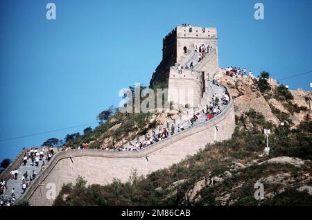 Ein Blick auf einen Teil der Chinesischen Mauer, der sich nordwestlich und nördlich von Peking befindet und die befestigten Turmpositionen und viele Touristen zeigt. Der Bau der Mauer begann im 7. Jahrhundert v. Chr. durch den ersten Kaiser Quin Shui Hunag Di. Sie ist 25 Meter hoch und an einigen Stellen fast 25 Meter dick. Die ursprüngliche Mauer, 1500 Kilometer lang, dauerte zehn Jahre, um sie fertigzustellen. Im Jahr 1368 n. Chr. setzte die Ming-Dynastie den Bau 200 Jahre lang fort und ist jetzt über 3750 Meilen lang. Exaktes Datum Aufnahme Unbekannt. Land: China (CHN) Stockfoto