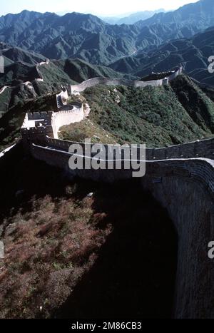 Ein Blick auf einen Teil der Chinesischen Mauer, der sich nordwestlich und nördlich von Peking befindet. Der Bau der Mauer begann im 7. Jahrhundert v. Chr. durch den ersten Kaiser Quin Shui Hunag Di. Sie ist 25 Meter hoch und an einigen Stellen fast 25 Meter dick. Die ursprüngliche Mauer, 1500 Kilometer lang, dauerte zehn Jahre, um sie fertigzustellen. Im Jahr 1368 n. Chr. setzte die Ming-Dynastie den Bau 200 Jahre lang fort und ist jetzt über 3750 Meilen lang. Exaktes Datum Aufnahme Unbekannt. Land: China (CHN) Stockfoto