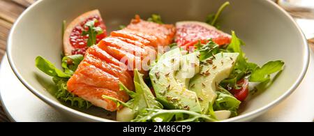 Schüssel mit frischem Salat und Lachs, Nahaufnahme. Diätkonzept Stockfoto