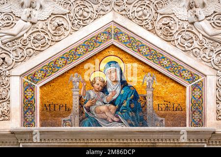 Mosaik von Madonna mit Kind an der Außenseite der Kirche St. Spyridon, Triest, Italien Stockfoto