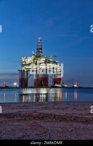 'Big Foot' Chevrons Deep Ocean Platform, Verlängerungsbein Plattform, Schleppboote unterstützen, Mitternacht Abfahrt Ingleside Bay, Kiewit Industries, Texas. Stockfoto