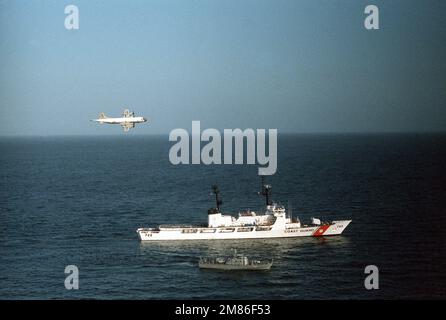 Ein erhöhter Steuerbord-Blick auf die USA Küstenwache MORGENTHAU (WHEC-722) mit einem US-amerikanischen Navy Patrol Squadron 69 (VP-69) P-3 Orion Flugzeug über Kopf und das panamaische Patrouillenboot PACQUIACO (P-301) daneben. Die Flugzeuge und Schiffe nehmen an der Operation Close Look Teil, einer internationalen Drogenverbot-Mission mit mehreren Behörden. Betreff Betrieb/Serie: NAHER BLICK Land: Unbekannt Stockfoto