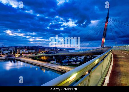 Blick auf die Ponte del Mare bei Nacht, Pescara, Italien, Stockfoto