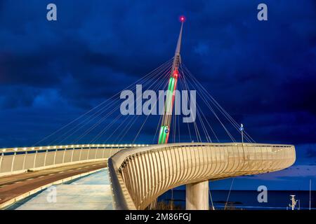 Blick auf die Ponte del Mare bei Nacht, Pescara, Italien, Stockfoto