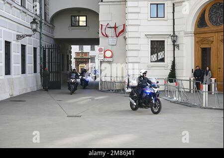 Wien, Österreich. 12. Januar 2023. Offizieller Besuch des Premierministers der Republik Kosovo. Das Bild zeigt die motorisierte Polizei Stockfoto