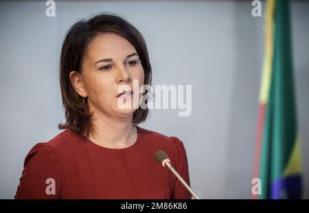 Addis Abeba, Äthiopien. 12. Januar 2023. Die Außenministerin Annalena Baerbock (Bündnis90/die Grünen) spricht auf einer Pressekonferenz nach einem Treffen mit ihrem Amtskollegen Mekonnen und dem französischen Außenminister Colonna. Die äthiopische Regierung hatte im November ein Friedensabkommen mit der Tigray People's Liberation Front (TPLF) geschlossen. Kredit: Michael Kappeler/dpa/Alamy Live News Stockfoto