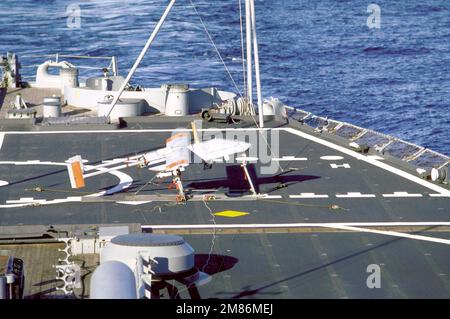 Ein ferngesteuertes Pioneer I-Fahrzeug (RPV) ist für den Start vom Heck des Schlachtschiff USS IOWA (BB-61) vorbereitet. Das RPV, das eine stabilisierte Fernsehkamera und einen Laserbezeichner enthält, wird an Bord der IOWA als grundlegendes Waffenschießunterstützungssystem mit Zielerfassung und Aufklärungsfunktionen über den Horizont getestet. Das System kann bis zu einer Entfernung von 110 Meilen von der Surface-Gruppe des Schlachtschiff betrieben werden und hat eine Lebensdauer von acht Stunden. Land: Atlantik (AOC) Stockfoto
