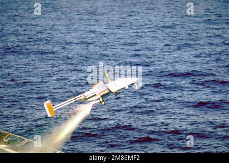Ein ferngesteuertes Pioneer I-Fahrzeug (RPV) wird während eines Starts mit Raketenantrieb vom Heck des Schlachtschiff USS IOWA (BB-61) gestartet. Das RPV, das eine stabilisierte Fernsehkamera und einen Laserbezeichner enthält, wird an Bord der IOWA als grundlegendes Waffenschießunterstützungssystem mit Zielerfassung und Aufklärungsfunktionen über den Horizont getestet. Das System kann bis zu einer Entfernung von 110 Meilen von der Surface-Gruppe des Schlachtschiff betrieben werden und hat eine Lebensdauer von acht Stunden. Land: Atlantik (AOC) Stockfoto