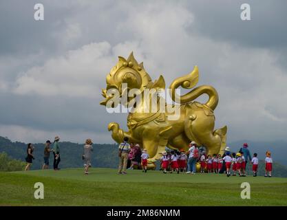 Chiang Rai, Thailand. 18. November 2022. Singha-Statue im Singha Park. Thailändische Studenten besuchen die berühmte Singha-Statue. Stockfoto