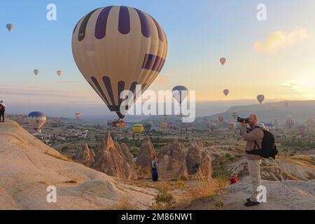 GOREME/TÜRKEI - 29. Juni 2022: Fotograf beabsichtigt, die Heißluftballons über Goreme zu fotografieren Stockfoto