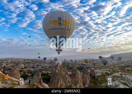 GOREME/TÜRKEI - 30. Juni 2022: Heißluftballons erheben sich bei Sonnenaufgang in den Tälern kappadokiens in den Himmel Stockfoto