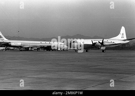 Das VP-3A Orion-Flugzeug von ADM James A. Lyons Jr., Oberbefehlshaber der USA Pacific Fleet, Taxis in der Fluglinie bei Ankunft am Qingdao Airport. Lyons und seine Mitarbeiter kehren nach Hawaii an Bord des Flugzeugs zurück, wenn ein US-Hafenbesuch abgeschlossen ist Marineschiffe. Das ist das erste Mal, dass ein Orion in China gelandet ist. Basis: Qingdao Staat: Shanghi Land: China (CHN) Stockfoto