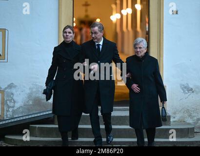 12. Januar 2023, Baden-Württemberg, Salem: Margrave Bernhard von Baden, neuer Leiter des Hauses Baden, geht mit seiner Frau Prinzessin Stephanie (l) und seiner Mutter Margravine Valerie von Baden (Erzherzogin von Österreich) zur Trauerfeier zum Schloss Salem. Der Bestattungsservice ist speziell für Begleiter, Freunde und Bekannte sowie aktuelle und ehemalige Mitarbeiter und Rentner. Die Trauerfeier für den Familienkreis, Freunde und Vertreter aus Politik, Wirtschaft und Kultur ist für Januar 13 geplant. Max Margrave von Baden starb am 29. Dezember im Alter von 89 Jahren Stockfoto