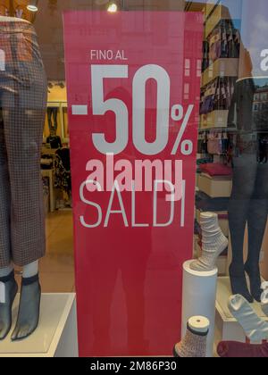 Ein Schaufenster mit dem Winterverkauf „Saldi“ in Mailands zentraler Via Dante, Mailand, Italien Stockfoto