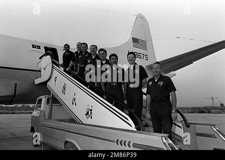 Die Besatzungen des ersten Orion-Flugzeugs, das in China landet, posieren für ein Foto nach der Ankunft am Qingdao Airport. Von unten an der Rampe sind es LCDR Jerry Jackson, Flugzeugführer; ATC Michael D. West, MS1 Tony Aquino, ADCS Ronald Montgomery, SCPO Michael Bobbit, RMC Armando M. Carillo, LCDR Wayne Jones und MSC Angel Galas. Das Flugzeug VP-3A Orion wird von ADM James A. Lyons Jr., Oberbefehlshaber der US Pacific Fleet, eingesetzt und transportiert Lyon und sein Personal nach einem Hafenbesuch der USA zurück nach Hawaii Marineschiffe. Basis: Qingdao Staat: Shanghi Land: China (CHN) Stockfoto