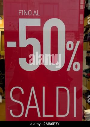 Ein Schaufenster mit dem Winterverkauf „Saldi“ in Mailands zentraler Via Dante, Mailand, Italien Stockfoto