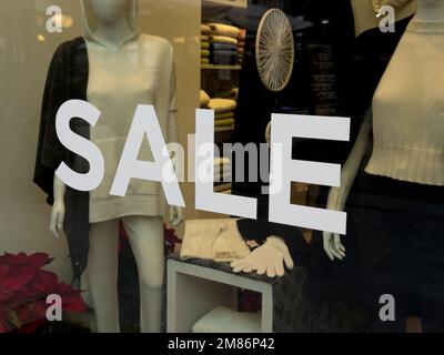 Ein Schaufenster mit dem Winterverkauf „Saldi“ in Mailands zentraler Via Dante, Mailand, Italien Stockfoto