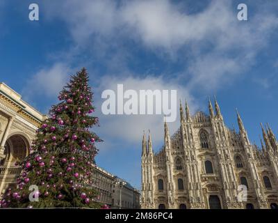 Ein anderer Blick auf den Mailänder Dom, mit der Galleria Vittorio Emanuelle II und einem wunderschön dekorierten Christamsbaum, Mailand, Italien Stockfoto