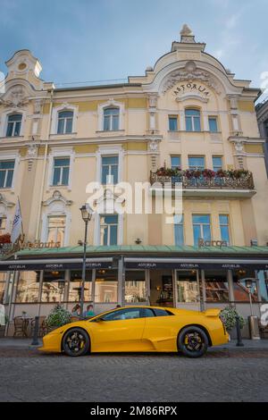 Seitenansicht des modernen 2010 Lamborghini Murcielago vor dem alten Luxushotel Radisson Blu Royal Astorija Vilnius Litauen Stockfoto