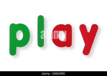 Spielen Sie farbige magnetische Buchstaben auf Weiß mit dem Beschneidungspfad ab Stockfoto