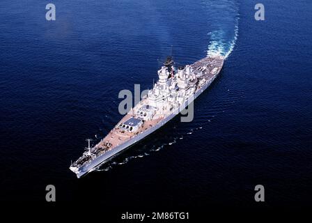 Ein erhöhter Hafenbogenblick auf das Schlachtschiff USS MISSOURI (BB-63), das während einer Rundfahrt um die Welt unterwegs ist. Land: Mittelmeer (MED) Stockfoto