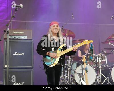 Ex-Scorpions-Gitarrist Uli Jon Roth lebt mit seiner Rockband auf der Bühne beim Rockhard-Festival Gelsenkirchen, 2018. Stockfoto