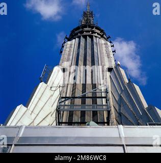 REMATE ARQUITECTONICO DEL EDIFICIO EMPIRE STATE CONSTRUIDO ENTRE 1929 Y 1931 - ESTILO ART DECO. AUTOR: Y MATSUI-W LAMB-G JOHNSON-A LOOMIS HARMON. Ort: EMPIRE STATE. NEW YORK. Stockfoto