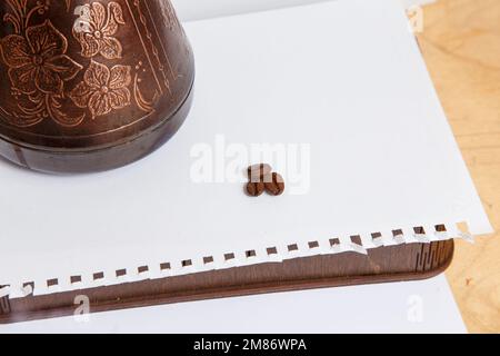 Ein paar Bohnen Kaffee mit einer Kaffeemaschine. Hochwertiges Foto Stockfoto