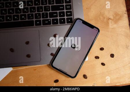 Kiew, Ukraine - 12. Januar 2023: Das Telefon liegt auf einem Laptop mit einem offenen Diya-Programm und dem Wappen der Ukraine. Hochwertiges Foto Stockfoto