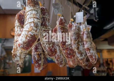 Salami-Wurst zum Verkauf in einem Salumeria Fleisch- und Käseladen auf dem Zentralmarkt Mercato Centrale in Florenz, Italien Stockfoto