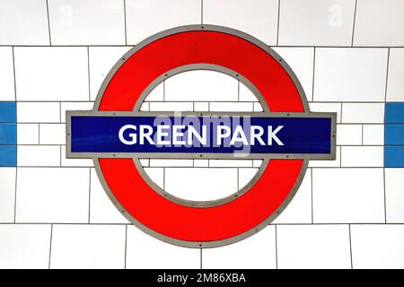 London, Vereinigtes Königreich - 5. Januar 2023: Die berühmte Londoner unterirdische TFL-Rundfahrt für Green Park, die sich in den Linien Victoria, Jubilee und Piccadilly befindet. Ope Stockfoto